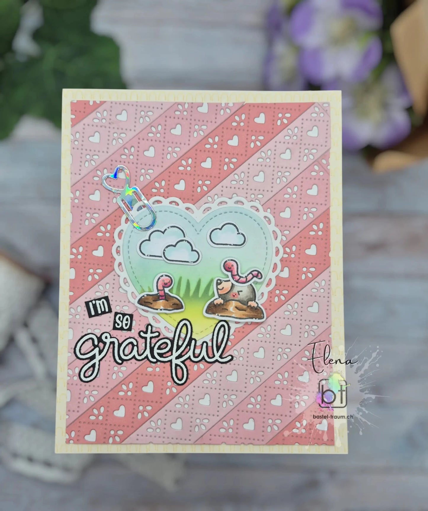 Materialien ✂️ 📏
Stempel
A Mole lot of Love
All the Clouds
Scripty autumn sentiments
Stanzen
Heart Border
Paper Clips
Lacy heart Stackables
Outside in stiched heart Stackables
Stencil
Grassy border
Distress Oxides
