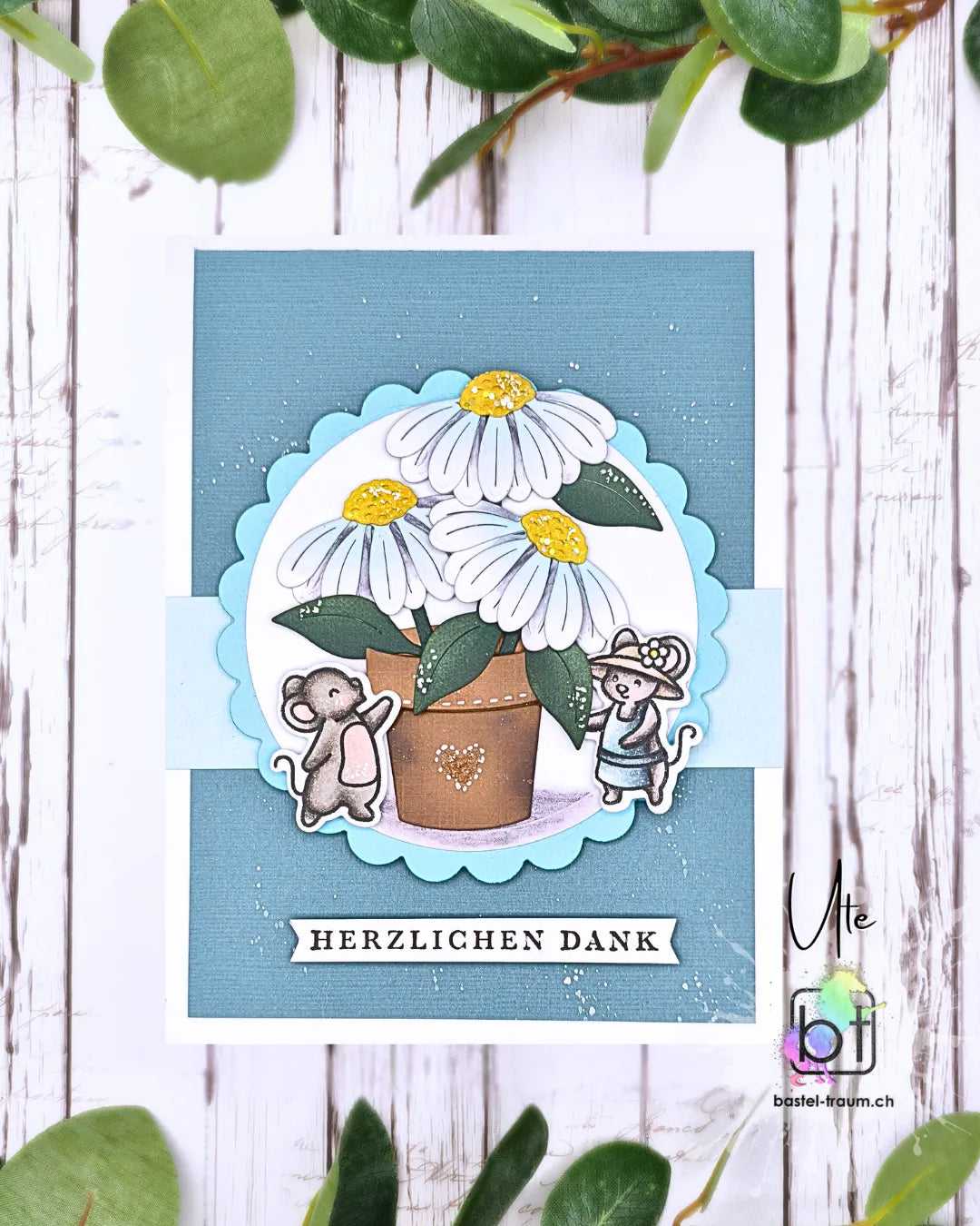 Beispielkarte mit drei Gänseblumen im Topf und zwei gestempelte Mäuse auf einem rund-gewellten Hintergrund. Und einem kleinen Sentiment mit dem Text "Herzlichen Dank".