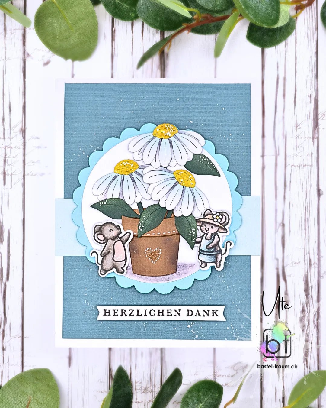 Beispielkarte mit drei Gänseblumen im Topf und zwei gestempelte Mäuse auf einem rund-gewellten Hintergrund. Und einem kleinen Sentiment mit dem Text "Herzlichen Dank".