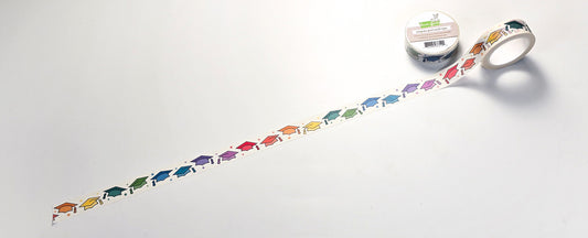 Rolle abgerollt mit farbigen Abschlusshüten. Lawn Fawn Congrats Grad Washi Tape – dekoratives Klebeband für Abschlusskarten und Geschenkverpackungen
