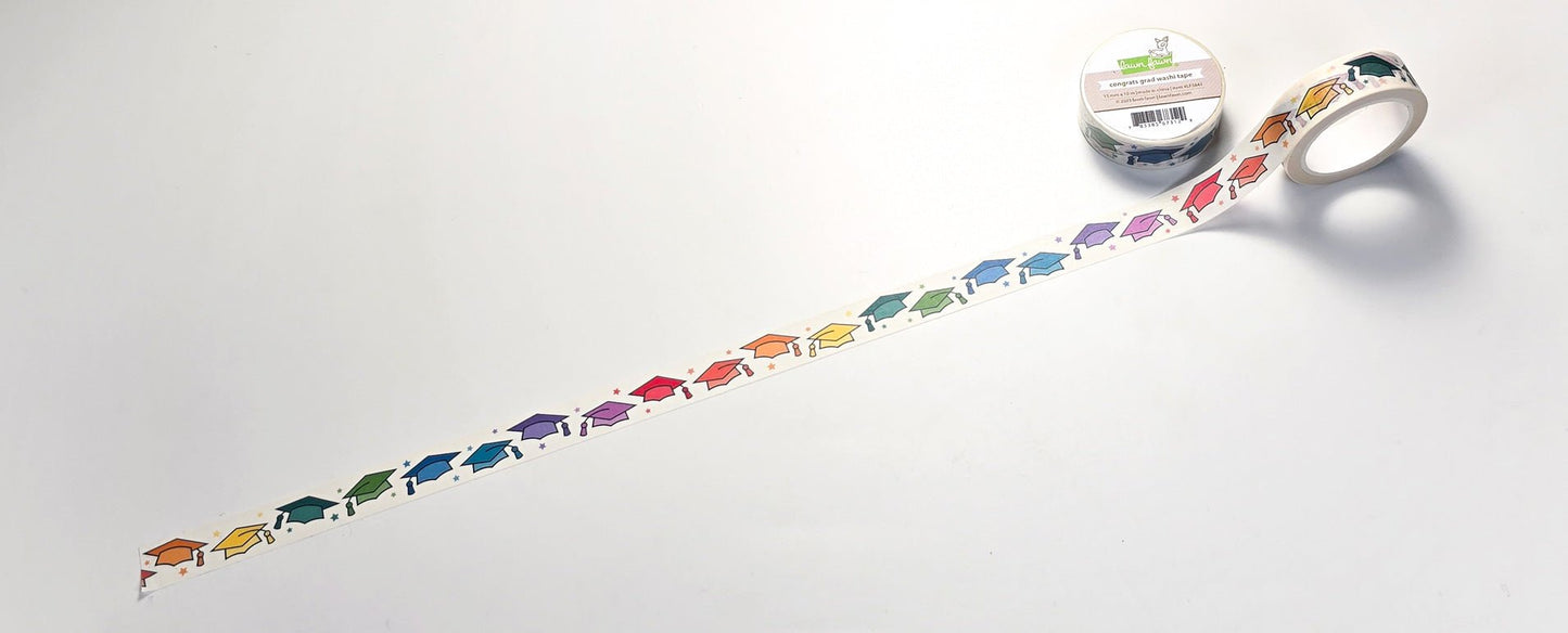 Rolle abgerollt mit farbigen Abschlusshüten. Lawn Fawn Congrats Grad Washi Tape – dekoratives Klebeband für Abschlusskarten und Geschenkverpackungen