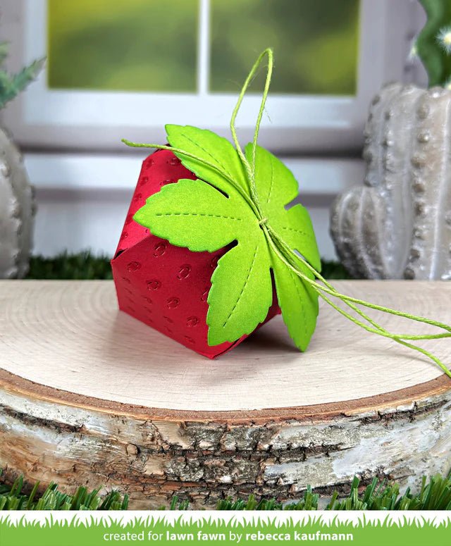 Eine grosse Erdbeere aus Lawn Fawn Strawberry Treat Box Stanzen