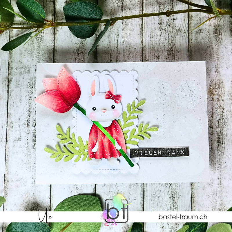 Dieser Hase von Lawn Fawn hält eine Tulpe in der Hand, Bekleidet in einem roten Kleid mit roter Schleife vor einem der Ohren und hat zwei rosige Wnagen, Altenew Sentiment Vielen Dank