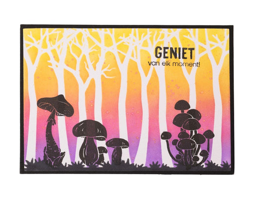 Beispielkarte mit Pilzen im Vordergrund und Bäumen im Hintergrund. Studio Light Autumn Forest Essentials Mask 150x210mm