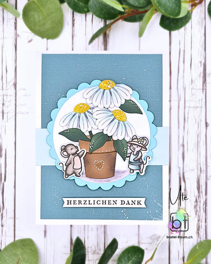 Beispielkarte mit drei Gänseblumen im Topf und zwei gestempelte Mäuse auf einem rund-gewellten Hintergrund. Und einem kleinen Sentiment mit dem Text "Herzlichen Dank".