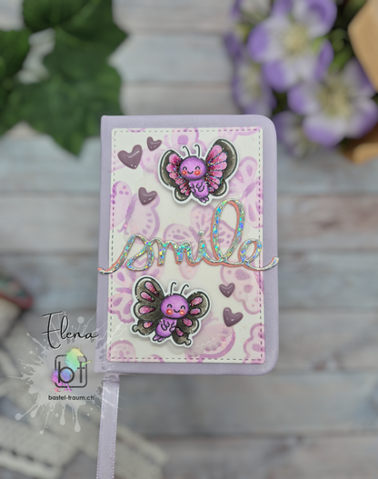 Materialien ✂️ 📏

Stempel
I like big butterflies

Stencil
Butterflys