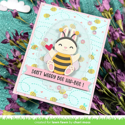Hase mit Bienenflügel und Körper. Im Hintergrund die Lawn Fawn Bee Happy Background Schablonen