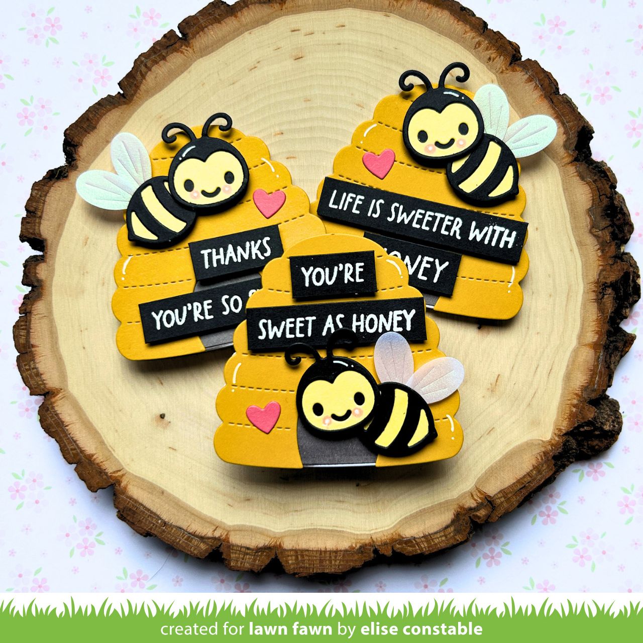 Drei Karten mit dem Bienenstock als Grundkarte, mit drei unterschiedlichen Botschaften und jeweils eine Biene mit Herz.