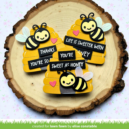 Drei Karten mit dem Bienenstock als Grundkarte, mit drei unterschiedlichen Botschaften und jeweils eine Biene mit Herz.
