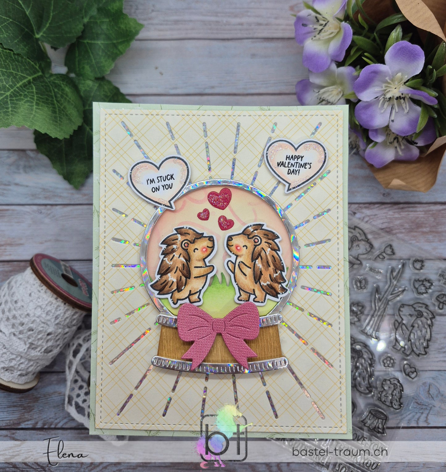 Hintergrund im Snow Globe auf Beispielkarte mit Lawn Fawn Outline hearts stencil Schablone.